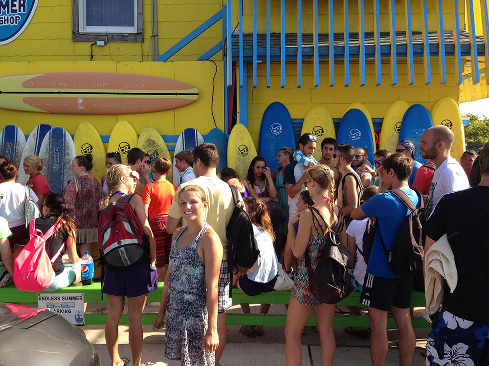 crowd of teenagers in front of endless summer shop